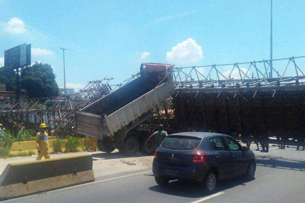 Motorista de caminhão morre após queda de passarela no Rio