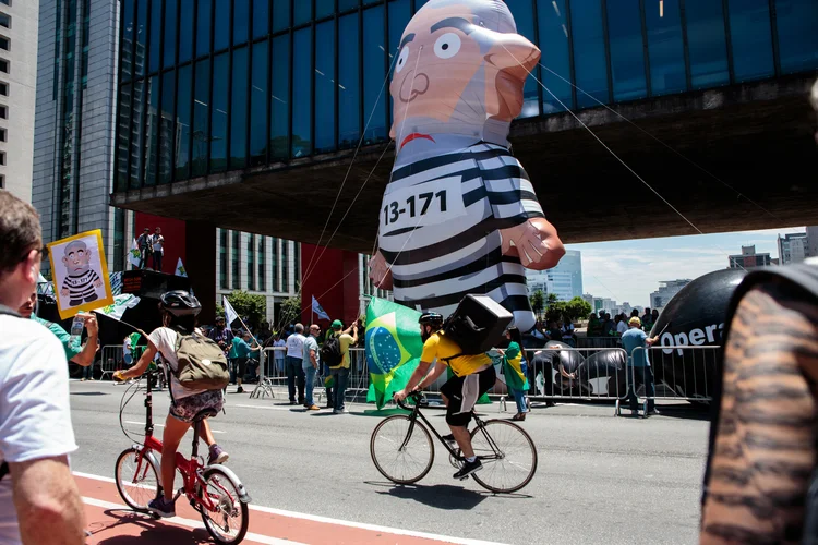 Grupo protesta contra Lula em frente ao Masp, na Avenida Paulista (Patricia Monteiro/Bloomberg)