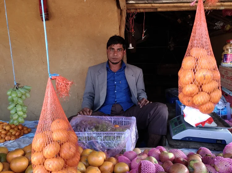 O COMERCIANTE ADDUR ROHIM: um dos empreendedores mais bem-sucedidos do campo de refugiados, ele fatura até 48 dólares por dia com frutas e verduras / Roberto Saraiva