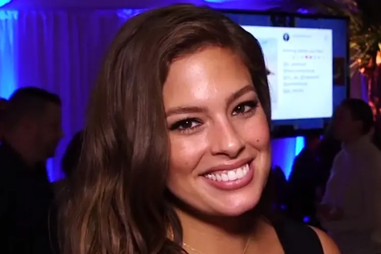 Ashley Graham: se o caso tivesse acontecido hoje, modelo diz que teria tomado uma atitude (Behind The Velvet Rope TV/Wikimedia Commons)