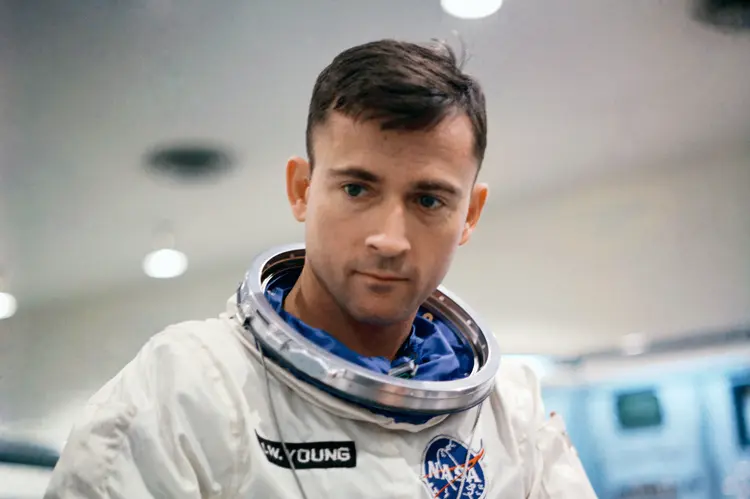 Young foi o único astronauta que participou dos programas Gemini e Apollo e também de projetos de ônibus espaciais. (NASA/Wikimedia Commons)