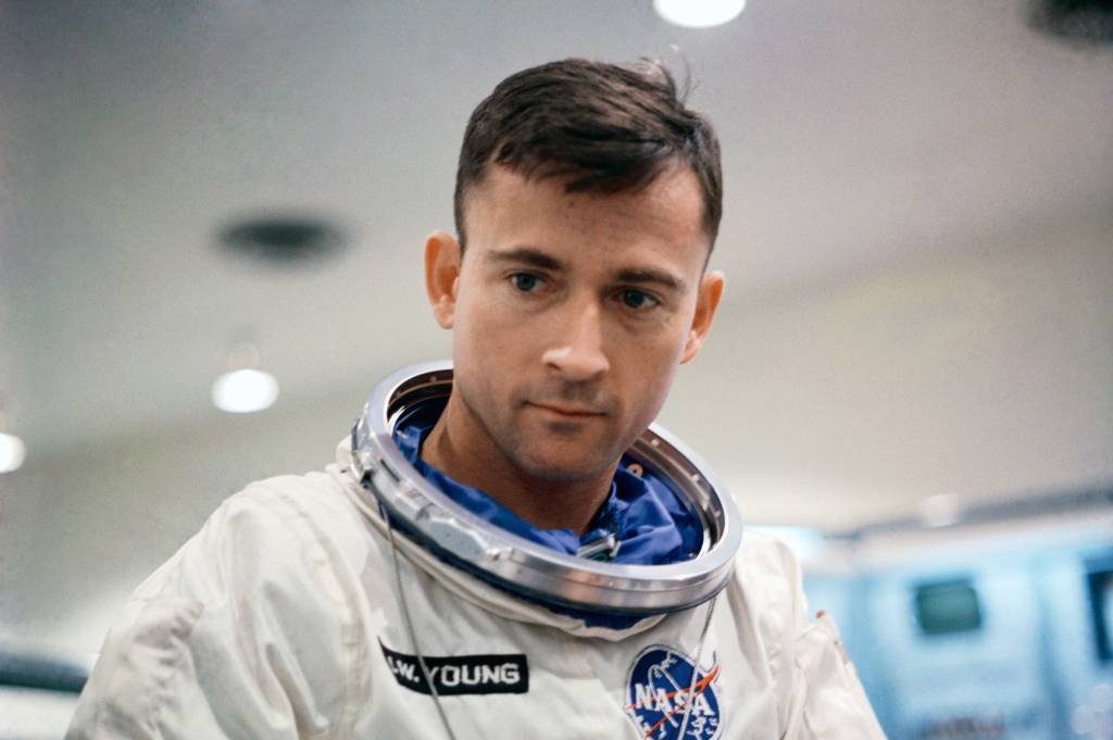 Morre o astronauta John Young, pioneiro de caminhadas espaciais