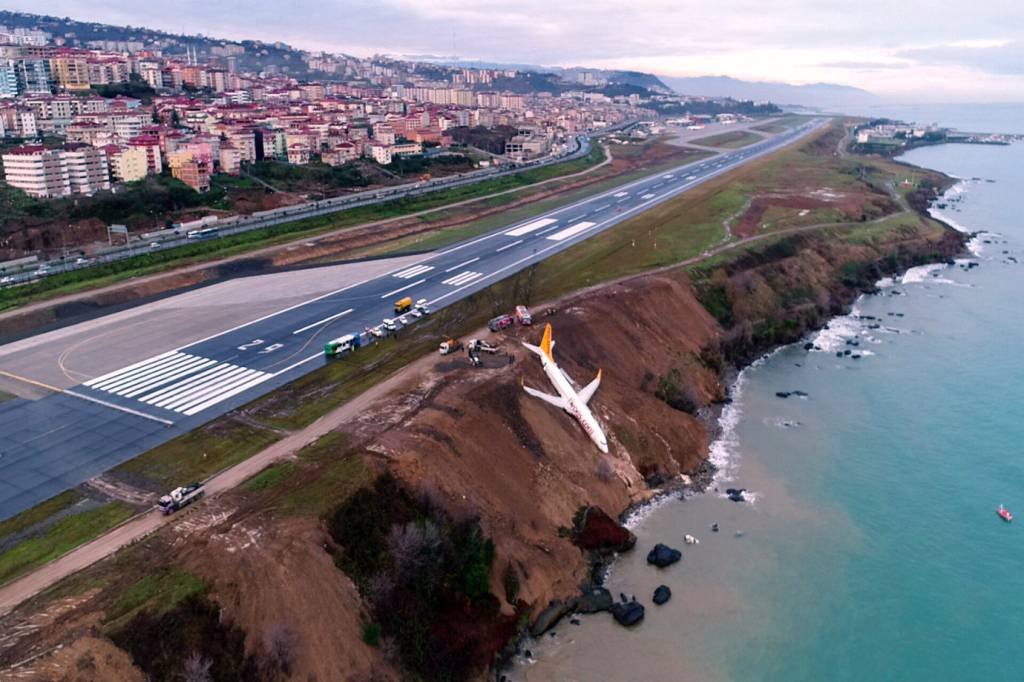 Avião sai da pista e quase cai na água na Turquia