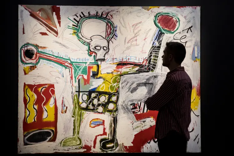 Quadro de Basquiat em exposição em Londres: entre os trabalhos apresentados, estão pinturas, desenhos, gravuras e cerâmicas (Tristan Fewings/Getty Images)