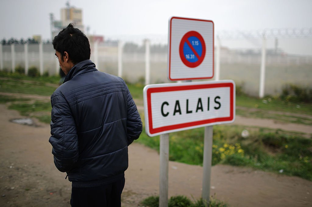 Macron e May debatem migração no Canal da Mancha