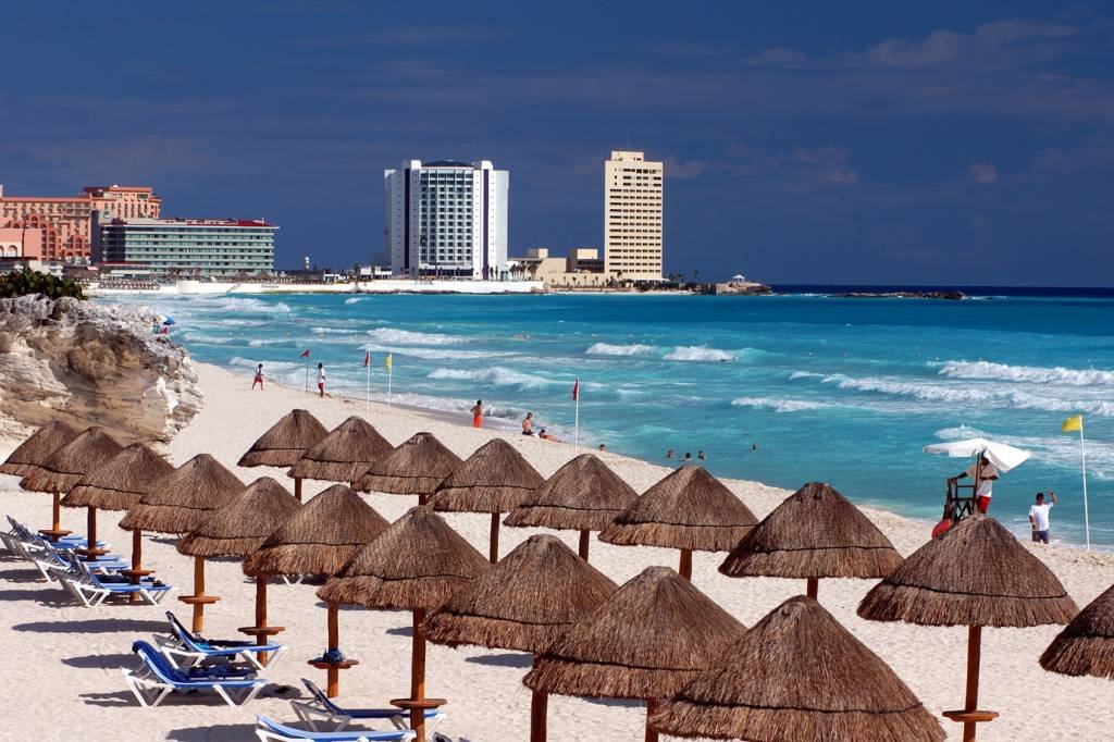 Algas marinhas invadem Cancún e afastam turistas