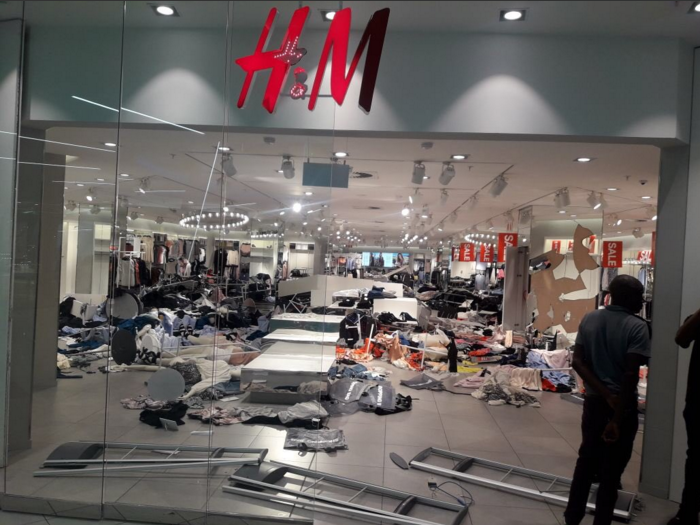 Loja da H&M na África do Sul: nas ações de protesto registradas no sábado nem empregados nem clientes ficaram feridos (Floyd Shivambu/Twitter/Reprodução)