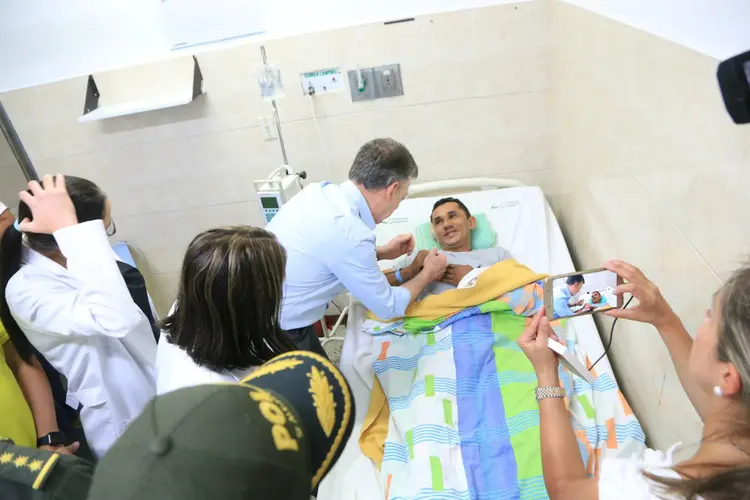 O presidente Juan Manuel Santos visita um policial ferido no primeiro atentado, em Barranquilla: 41 feridos e cinco mortos (Colombian Presidency/Handout/Reuters)