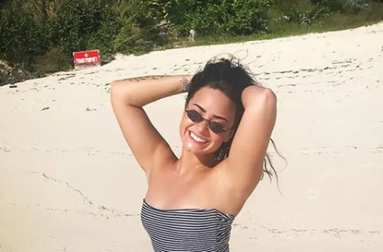 "Estou postando esta foto porque pareço tão feliz", disse a cantora no Instagram (Demi Lovato/Instagram/Divulgação)