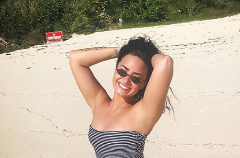 Demi Lovato posta foto de maiô: "abrindo mão do perfeccionismo"