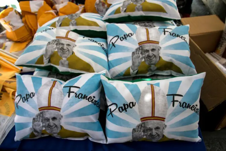 Nas ruas de Santiago se pode adquirir desde almofadas com a foto de Francisco até chaveiros com frases religiosas (Martin Bernetti/AFP)