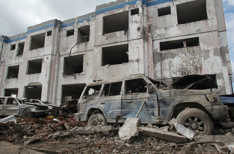 Carros destruídos em explosão no Equador: incidente aconteceu por volta de 4h45 (horário de Brasília), na província de Esmeraldas (Daniel Tapia/Reuters)