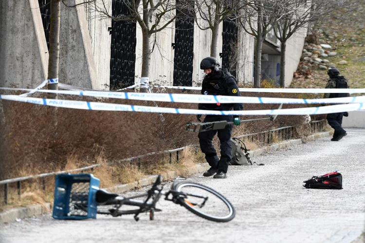 A explosão aconteceu do lado de fora da estação Varby Gard no bairro residencial de Huddinge (News Agency/Henrik Montgomery/Reuters)