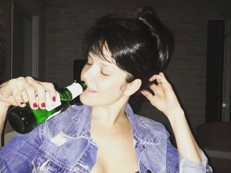 Foto da atriz, que diz ainda estar aprendendo a tomar uma cervejinha sem culpa (Samara Felippo/Instagram)