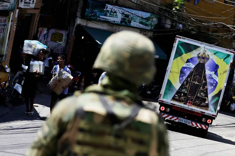 Militares na Rocinha: cerca de 120 mil pessoas moram nas áreas abrangidas pela operação (Bruno Kelly/Reuters)