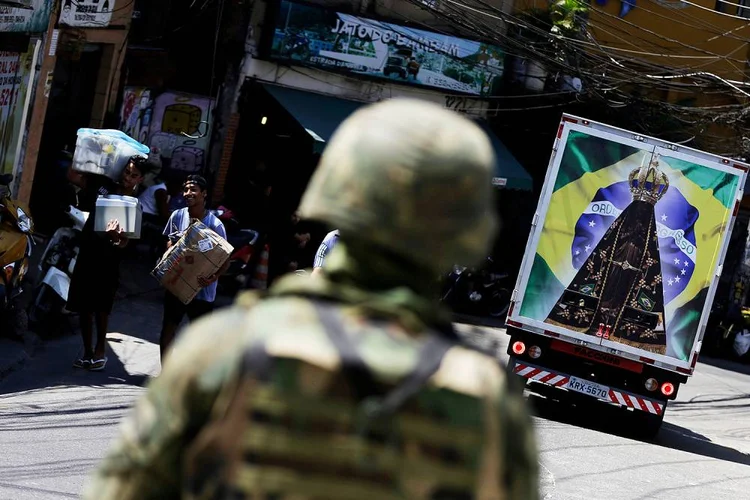 Rio: a crescente violência no Rio de Janeiro fez com que intervenção tenha sido acertada em reunião na noite de quinta-feira (15) (Bruno Kelly/Reuters)