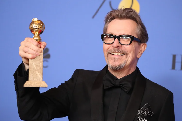 Gary Oldman posa com a estatueta do Globo do Ouro: ator também foi indicado ao prêmio Bafta (Lucy Nicholson/Reuters)