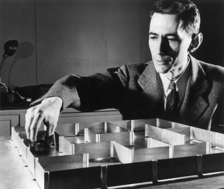 CLAUDE SHANNON, EM FOTO DE 1952: talvez seja exagero compará-lo a Einstein… mas nós hoje vivemos na Era da Informação, não na Era da Relatividade / Keystone/ Getty Images