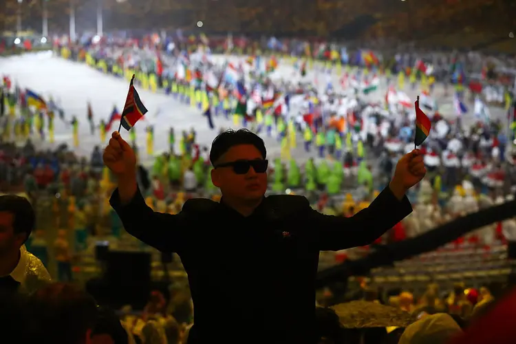 HOMEM VESTIDO COMO KIM JONG-UN: Líder norte-coreano quer participação do país nos Jogos de Inverno, na Coreia do Sul / Alexander Hassenstein/Getty Images