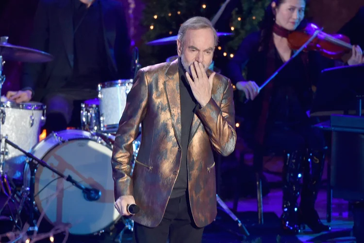 Neil Diamond: "com grande reticência e decepção anúncio a minha retirada dos palcos" (Theo Wargo/Getty Images)