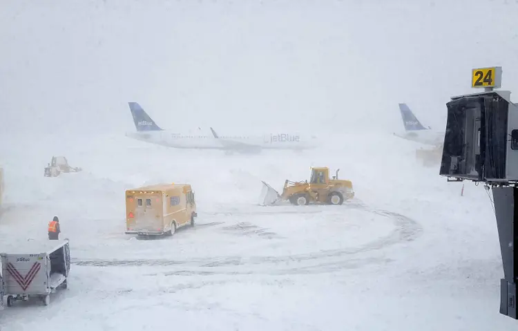 Aeroporto John F Kennedy em Nova York: nevasca fez com que aeroportos cancelassem viagens (Rebecca Butala How/Getty Images/Getty Images)