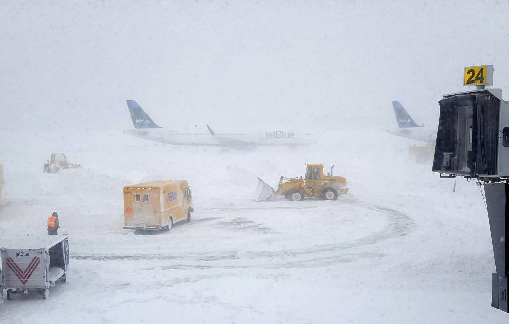 Forte nevasca atinge nordeste dos EUA e interrompe viagens