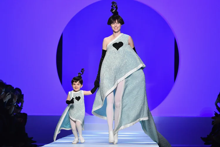 Ioni no desfile de Jean-PauL Gautier ao lado da mãe: ela esteve na primeira fila de um desfile quando tinha apenas 5 meses (Pascal Le Segretain/Getty Images)