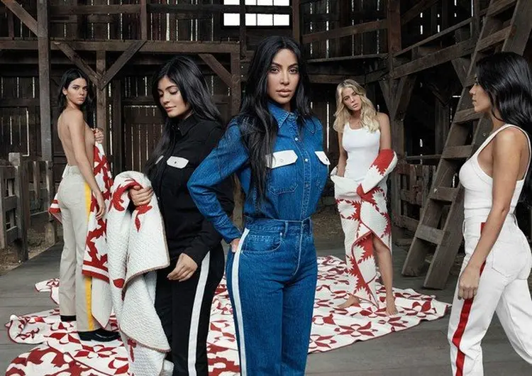 Irmãs Kardashian: Elas negam que quebraram um acordo de licenciamento da linha Kardashian Beauty (Calvin Klein/Divulgação)