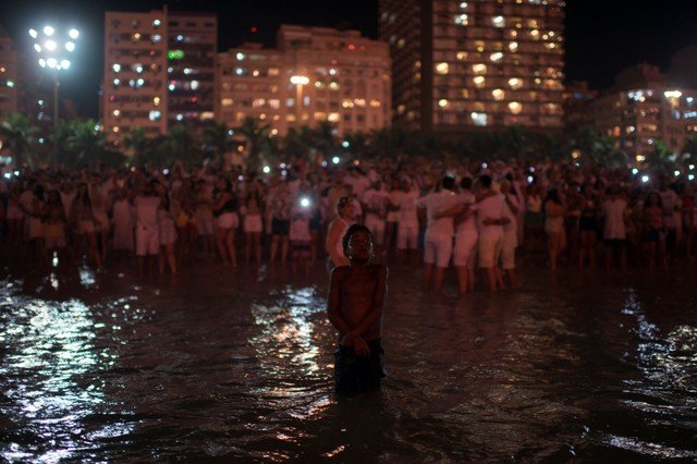 A JÁ FAMOSA FOTO DO MENINO EM COPACABANA: a interpretação, na verdade, fala muito mais sobre a pessoa que a faz do que sobre a realidade por trás da foto / Lucas Landau/ Reuters