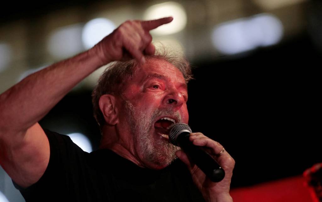 Lula, condenado pelo TRF-4, segue candidato