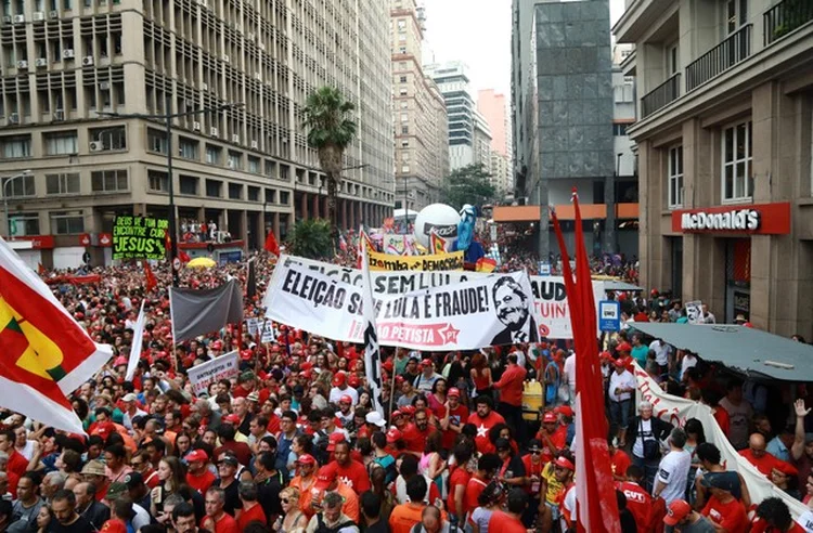 MANIFESTAÇÃO PRÓ-LULA EM PORTO ALEGRE: os analistas consultados por EXAME veem como cenário mais provável a confirmação da condenação, mas não arriscam o placar (Paulo Whitaker/Reuters)