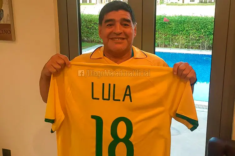 O ex-jogador argentino Diego Maradona posta foto em apoio a Lula (Facebook/Reprodução)