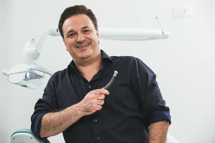 Fernando Massi, da Orthodontic: ele começou dando de quatro a cinco palestras por noite em escolas estaduais (Orthodontic/Divulgação)