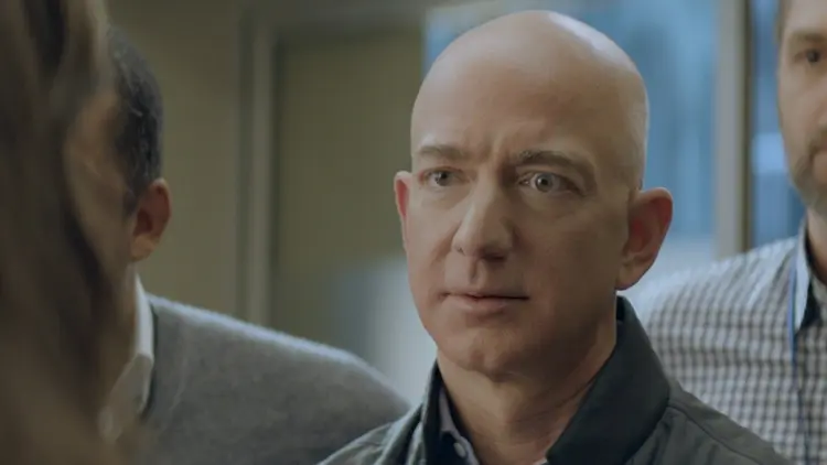 Jeff Bezos: no comercial da sua empresa, Amazon (YouTube/Amazon/Reprodução)