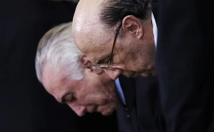 O presidente brasileiro Michel Temer (à esquerda) e o ministro da Fazenda, Henrique Meirelles durante evento no Palácio do Planalto, em Brasília (Adriano Machado/Reuters)