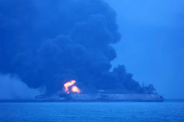 No começo deste domingo, o petroleiro ainda estava em chamas e liberava petróleo no mar (Korea Coast Guard/Yonhap/Reuters)