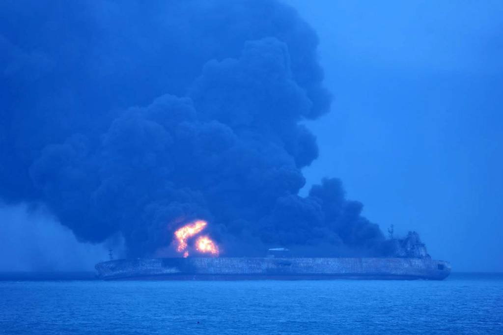 China descarta maré negra causada por petroleiro em chamas