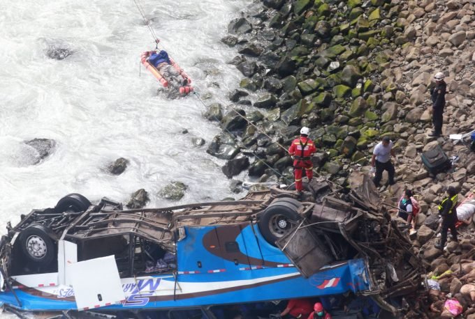 Queda de ônibus em precipício mata ao menos 25 no Peru