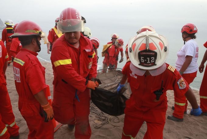 Sobe para 36 número de mortos em queda de ônibus no Peru