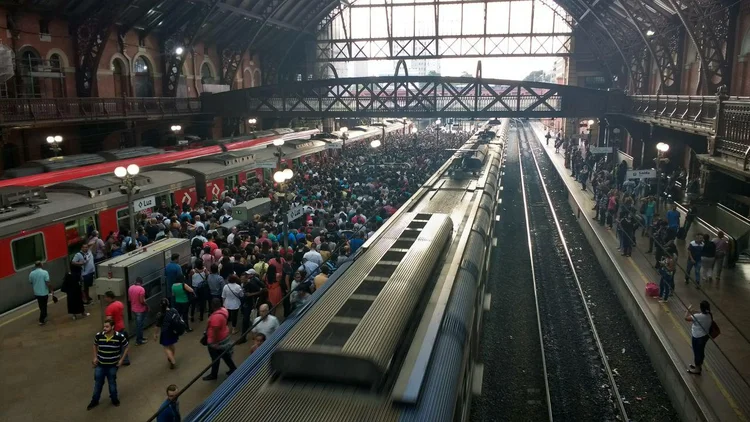 Passageiros chegando de trem à estação da Luz durante greve dos metroviários em SP, em 18/01 (Luiza Calegari/Site Exame)