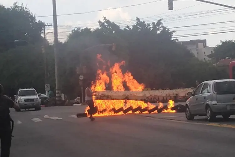 Pneu queimados em Porto Alegre: de acordo com a Brigada Militar, eles foram autuados pelos crimes de associação criminosa e incêndio (MST Oficial/Twitter/Reprodução)