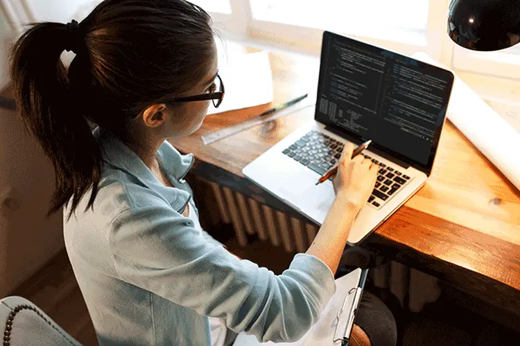 Mulher programadora: iniciativa visa incentivar o aumento de mulheres na área tech (foto/Thinkstock)