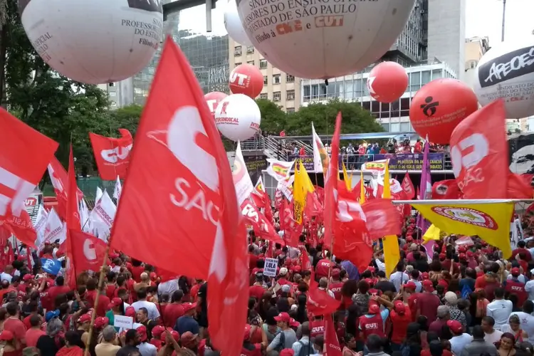 Manifestantes e movimentos pró-Lula na Praça da República após julgamento do TRF4, em São Paulo, dia 24/01/2018 (MST Oficial/Reprodução)