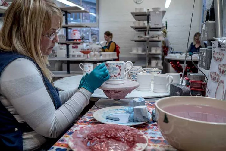 CANECAS COMEMORATIVAS: a fábrica de Emma Bridgewater vendeu 35.000 unidades no último casório real (Andrew Testa/The New York Times)