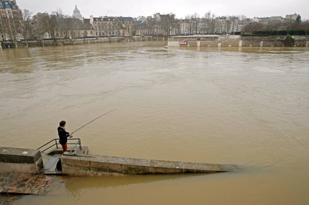 Risco de cheia no rio Sena leva 1,5 mil a evacuar casas em Paris