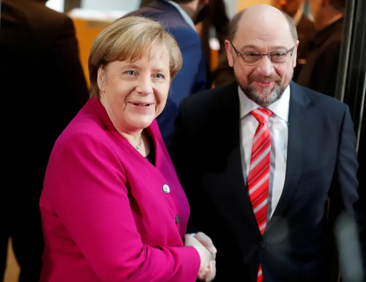 Merkel e Schulz: social-democratas assumirão previsivelmente, entre outros departamentos, os ministérios de Relações Exteriores, Finanças e Trabalho (Hannibal Hanschke/Reuters)
