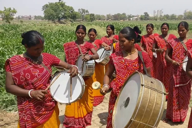 Sargam Mahila: antes marginalizadas, elas são agora chamadas para tocar em casamentos e eventos (YouTube/Reprodução)