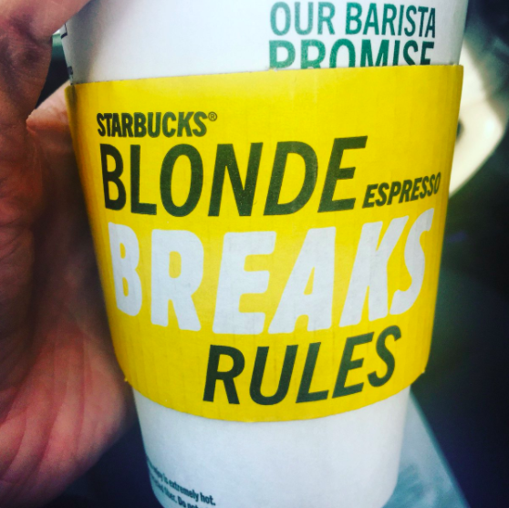 'Café loiro' criado pela Starbucks gera polêmica nos EUA