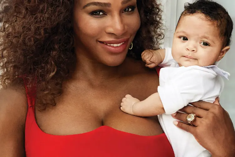 Serena Williams com sua bebê na capa da Vogue: tenista teve que ficar de cama nas seis primeiras semanas de vida da filha (Vogue/Reprodução)
