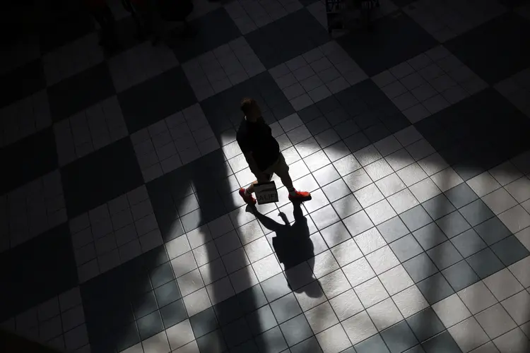 Sombra de consumidor no shopping Easton Town Center em Columbus, Ohio, nos Estados Unidos (Luke Sharrett/Bloomberg)